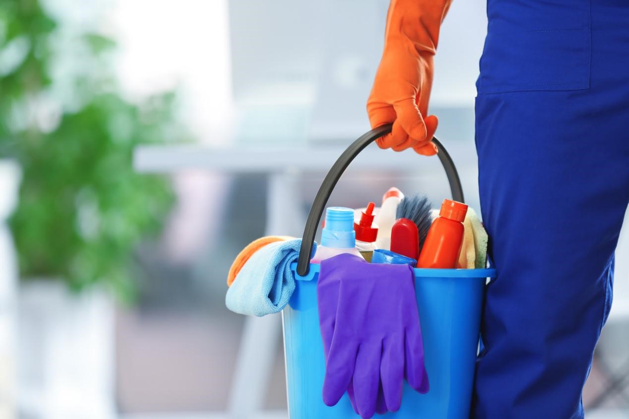 Things to consider before hiring a  house cleaning company.
